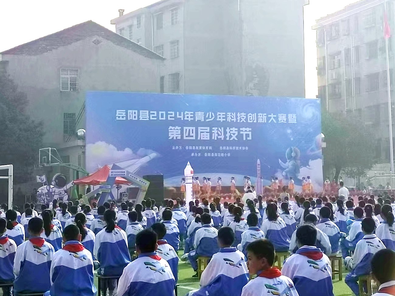 亚搏网页版宣传车亮相“岳阳县2024年青少年科技创新大赛暨第四届科技节”